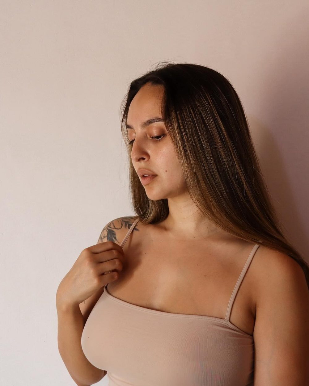 Nina Underwood, tatuadora en Main Galerie, Medellín
