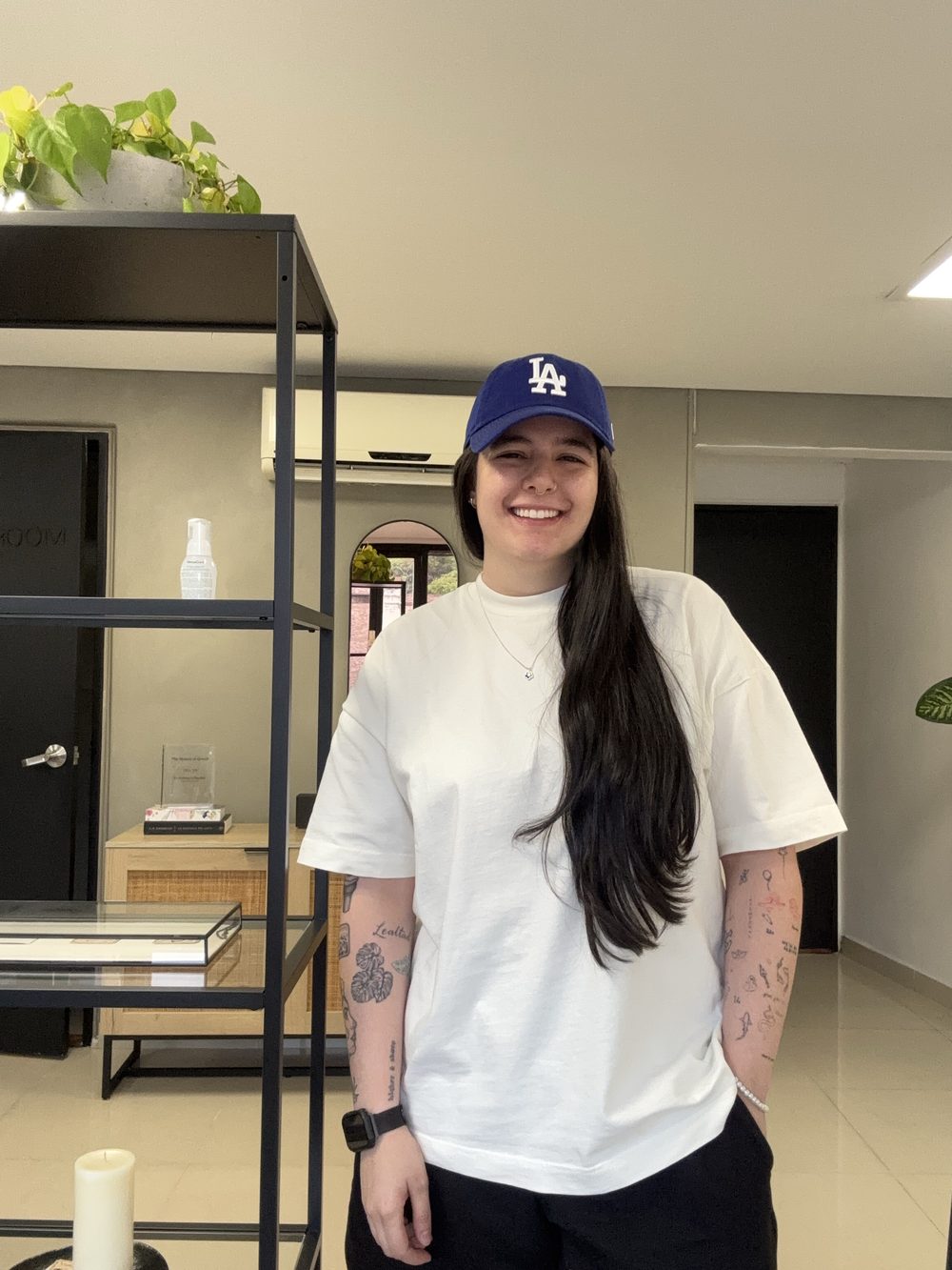 Rachel Hoyos, tatuadora en Main Galerie, Medellín